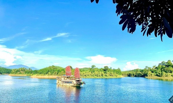 TOUR DU LỊCH HÀ NỘI – HỒ THÁC BÀ - ĐỘNG THỦY TIÊN - KHU SINH THÁI RUBY -  01  NGÀY DU NGOẠN HỒ THÁC BÀ PHIÊU DU TRONG GIÓ NGẮM CẢNH SÁC THIÊN THAI