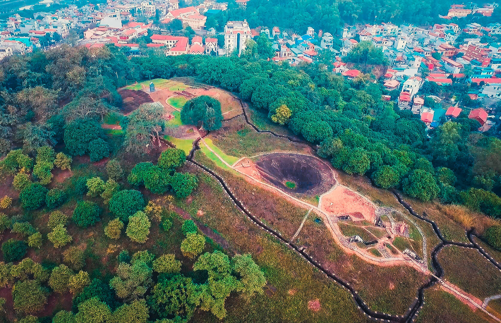 TOUR VĂN HÓA LỊCH SỰ ẤN TƯỢNG LÊN NGÀN NGẮM XỨ SỞ HOA BAN ÂM VANG ĐIỆN BIÊN PHỦ TOUR 3 NGÀY 2 ĐÊM TỪ HÀ NỘI TP HỒ CHÍ MINH HÀ NỘI – ĐIỆN BIÊN THĂM NGỌN ĐỒI A1-C1 HẦM TƯỚNG ĐỜ CÁT 